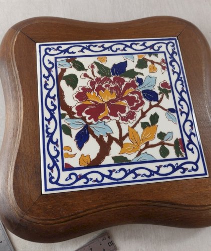 Ancien dessous de plat, décor pivoine, en céramique de Gien