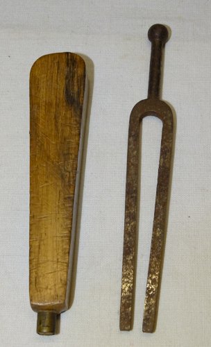 -ANCIEN DIAPASON ACCORDEUR DANS SON ETUI BOIS COLLECTION MUSIQUE VITRINE    D