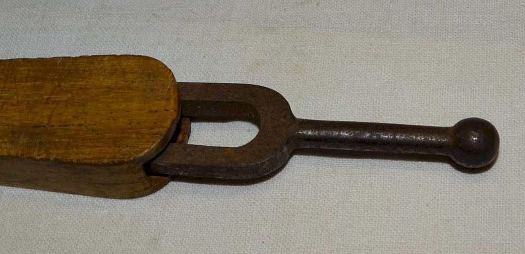 -ANCIEN DIAPASON ACCORDEUR DANS SON ETUI BOIS COLLECTION MUSIQUE VITRINE    D