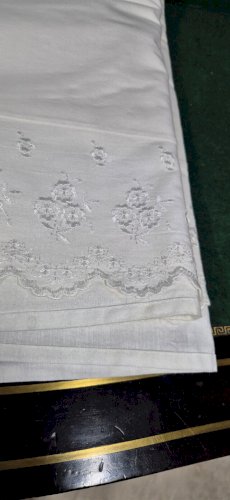 ANCIEN DRAP AVEC DE TRES BELLES BRODERIES N°2