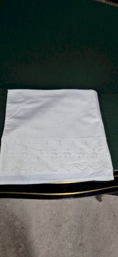 ANCIEN DRAP AVEC DE TRES BELLES BRODERIES N°2