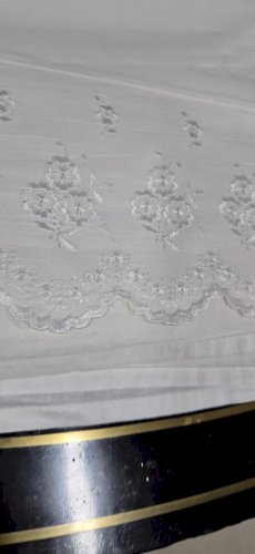 ANCIEN DRAP AVEC DE TRES BELLES BRODERIES N°2