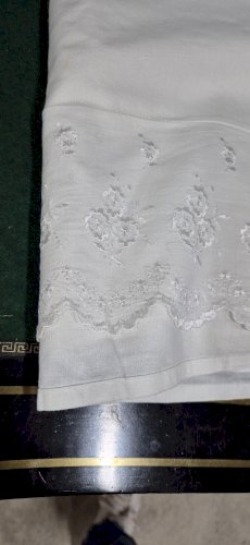ANCIEN DRAP AVEC DE TRES BELLES BRODERIES N°2