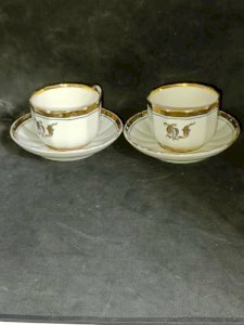ancien duo de tasses et soucoupe en porcelaine avec dorure et monogramme en bon etat