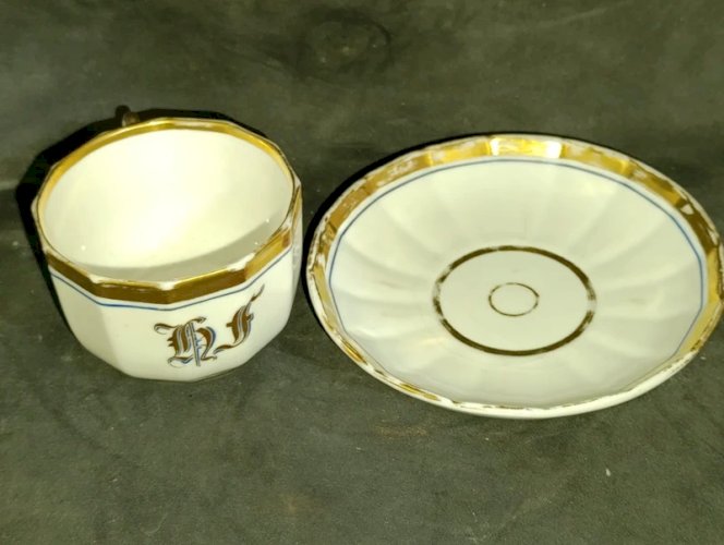 ancien duo de tasses et soucoupe en porcelaine avec dorure et monogramme en bon etat