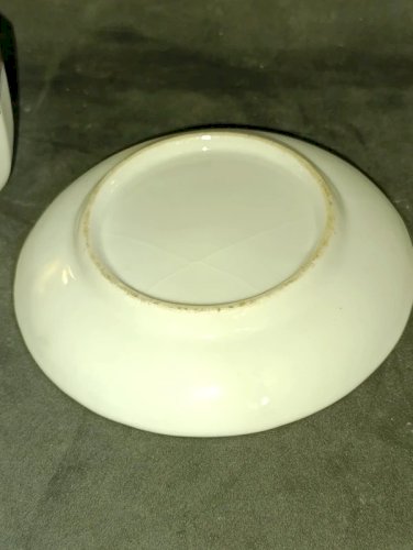 ancien duo de tasses et soucoupe en porcelaine avec dorure et monogramme en bon etat