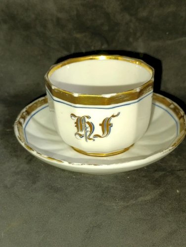 ancien duo de tasses et soucoupe en porcelaine avec dorure et monogramme en bon etat