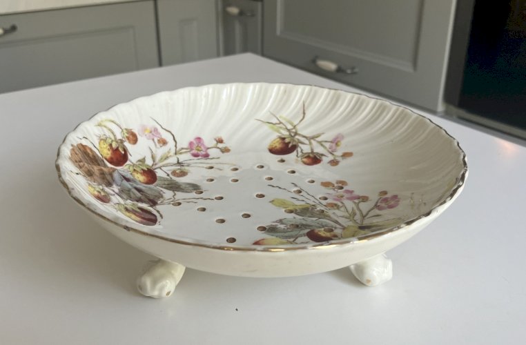 ancien egouttoir a fraises coupe faisselle en faience tripode 19 eme