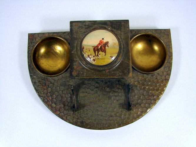 Ancien Encrier Laiton Martelé Décor Médaillon Scène Hippisme
