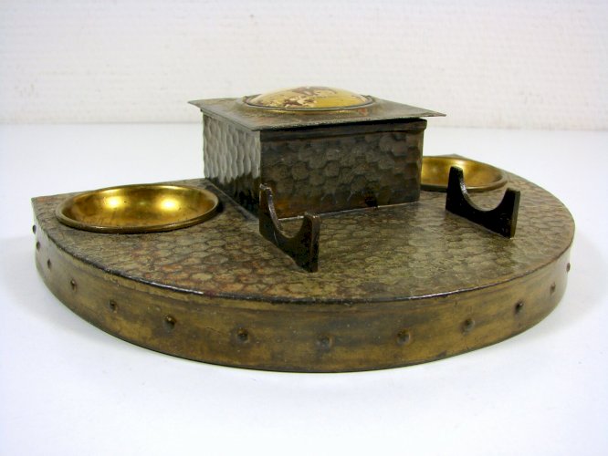 Ancien Encrier Laiton Martelé Décor Médaillon Scène Hippisme