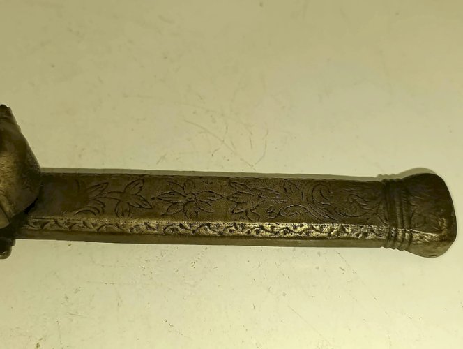 ancien encrier ottoman en bronze ou laiton a decor floral en bon etat