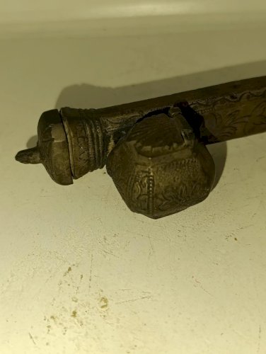 ancien encrier ottoman en bronze ou laiton a decor floral en bon etat
