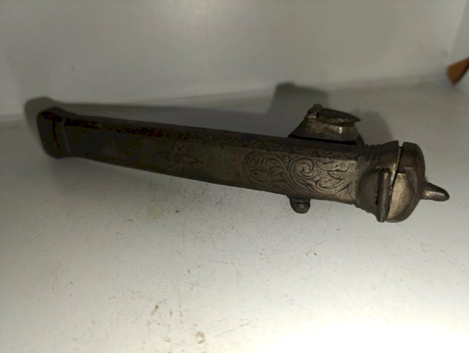 ancien encrier ottoman en bronze ou laiton a decor floral en bon etat