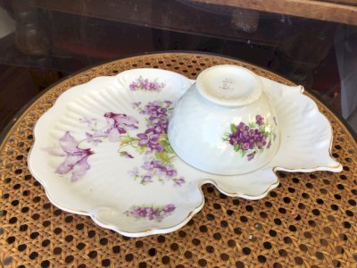 ANCIEN ensemble bol et SOUS-TASSES EN FINE PORCELAINE  DÉCOR violettes