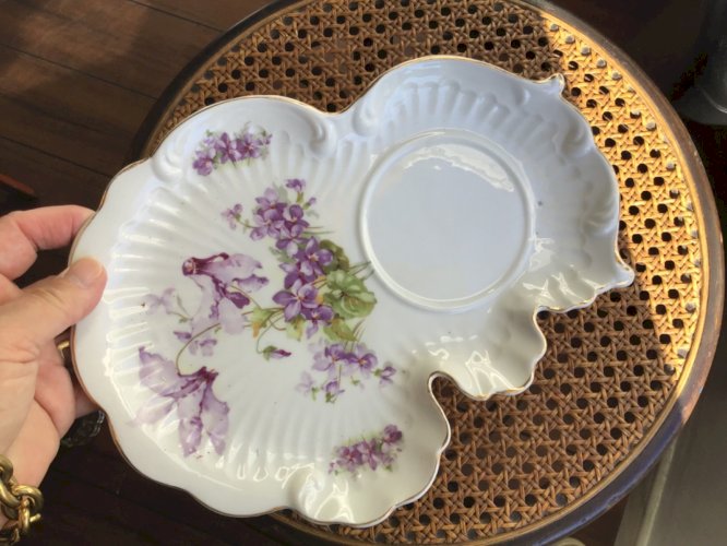 ANCIEN ensemble bol et SOUS-TASSES EN FINE PORCELAINE  DÉCOR violettes