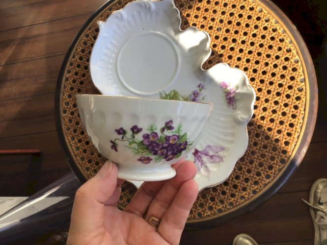 ANCIEN ensemble bol et SOUS-TASSES EN FINE PORCELAINE  DÉCOR violettes