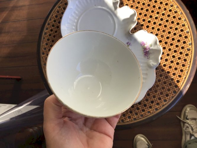 ANCIEN ensemble bol et SOUS-TASSES EN FINE PORCELAINE  DÉCOR violettes