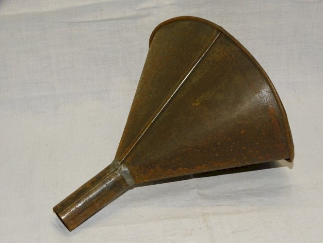 -ANCIEN ENTONNOIR EN METAL de GARAGISTE avec Filtre  COLLECTION OUTIL ANCIEN   D