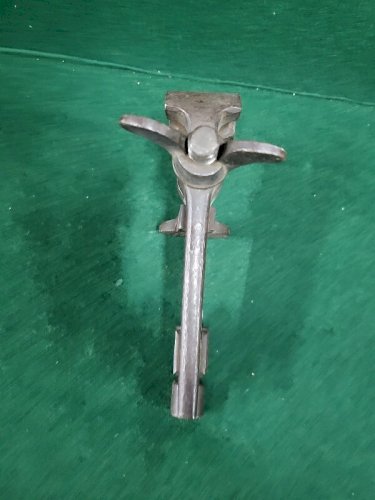 ANCIEN ETAU A FIXER PETIT MODELE N° 2