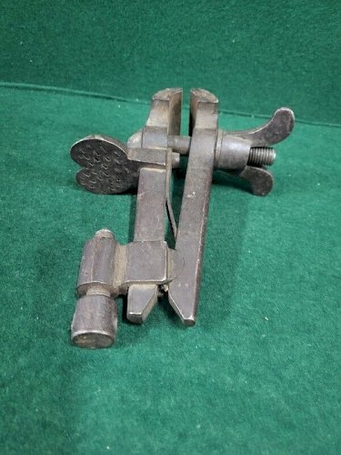 ANCIEN ETAU A FIXER PETIT MODELE N° 2