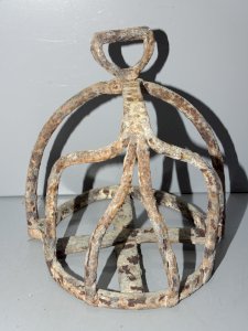 - ANCIENT FORGED IRON STIRRUP FROM THE 18TH CENTURY WITH CAVALRY BASKET OLD MONARCHY D