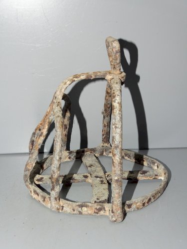 -ANCIEN ETRIER FER FORGE XVIIIe à PANIER de CAVALERIE ANCIENNE MONARCHIE   D
