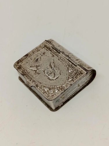 ancien etui à chapelet en metal sainte therese de lisieux en etat correct