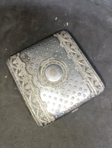 ancien etui a cigarette en metal argente joliement decore en bon etat