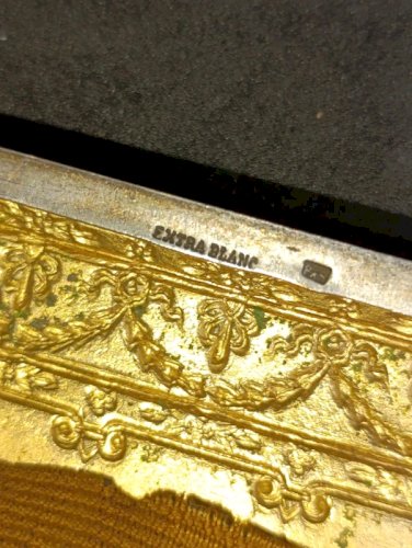 ancien etui a cigarette en metal argente joliement decore en bon etat