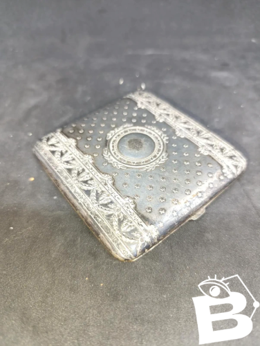 ancien etui a cigarette en metal argente joliement decore en bon etat