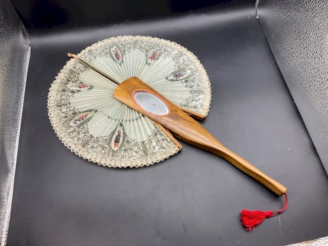 Ancien éventail à système Manche Bois d'Olivier et décor Hirondelle et miroir