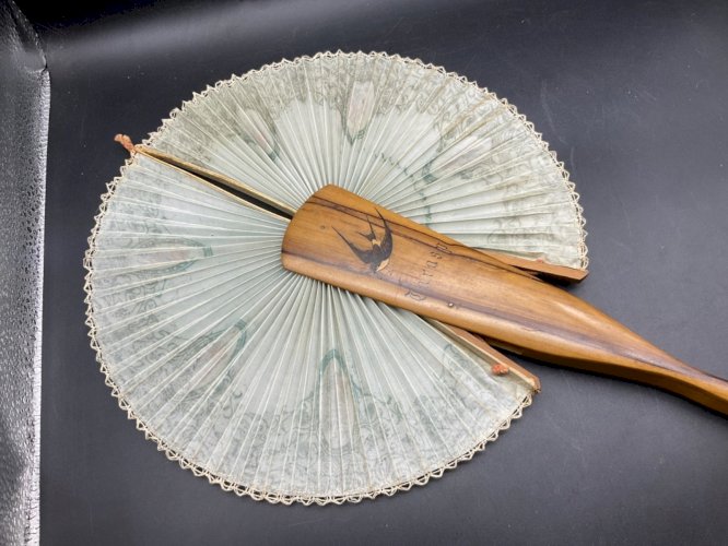 Ancien éventail à système Manche Bois d'Olivier et décor Hirondelle et miroir