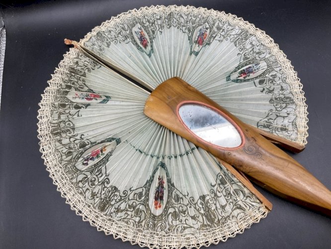 Ancien éventail à système Manche Bois d'Olivier et décor Hirondelle et miroir