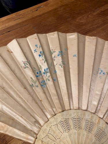 Ancien éventail du XIXème siècle au décors japonisant. Belle taille.