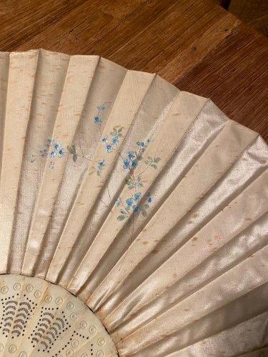 Ancien éventail du XIXème siècle au décors japonisant. Belle taille.