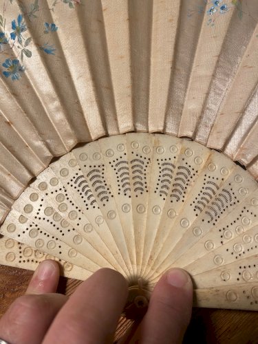 Ancien éventail du XIXème siècle au décors japonisant. Belle taille.