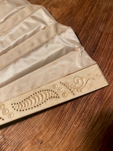 Ancien éventail du XIXème siècle au décors japonisant. Belle taille.