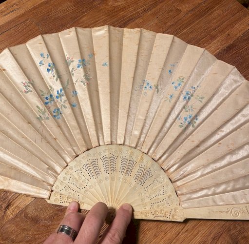 Ancien éventail du XIXème siècle au décors japonisant. Belle taille.