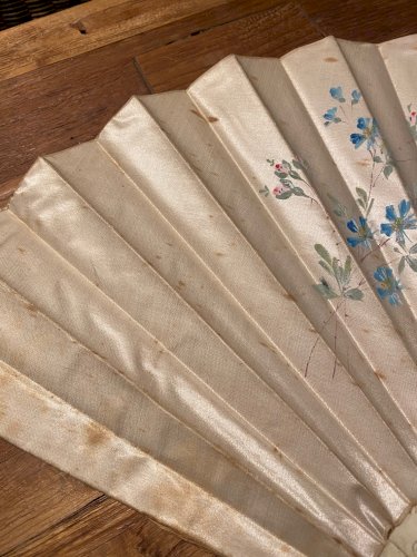 Ancien éventail du XIXème siècle au décors japonisant. Belle taille.
