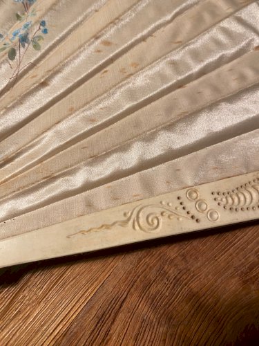 Ancien éventail du XIXème siècle au décors japonisant. Belle taille.