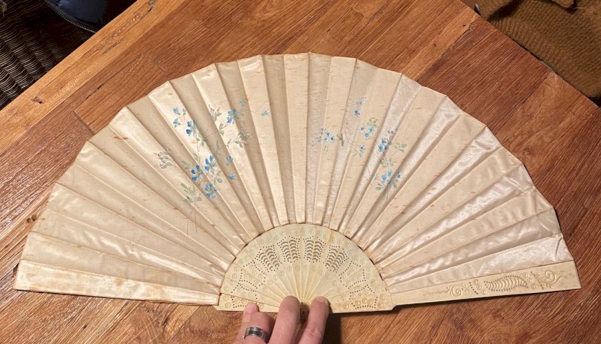 Ancien éventail du XIXème siècle au décors japonisant. Belle taille.