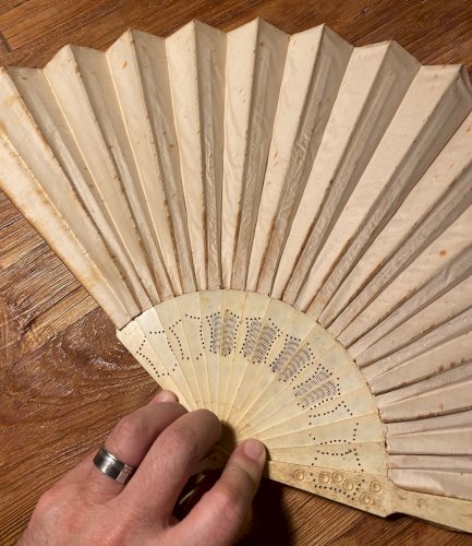 Ancien éventail du XIXème siècle au décors japonisant. Belle taille.