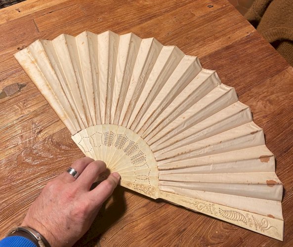 Ancien éventail du XIXème siècle au décors japonisant. Belle taille.