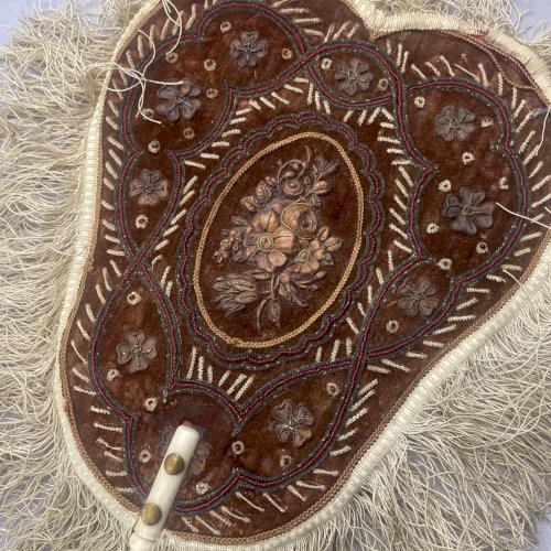 Ancien éventail écran velours perles cuir broderie à restaurer , XVIII XIXème ?