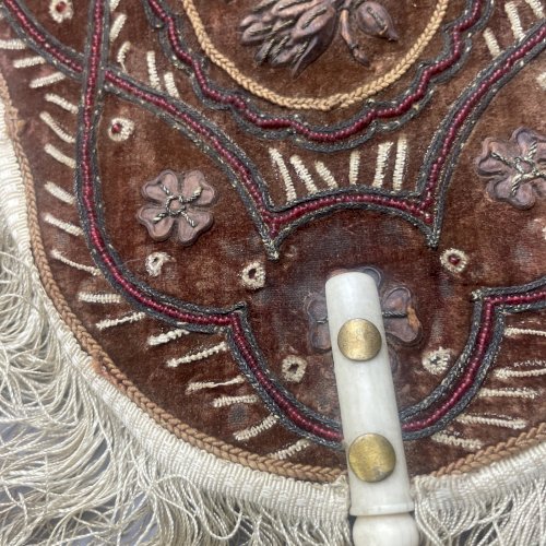 Ancien éventail écran velours perles cuir broderie à restaurer , XVIII XIXème ?