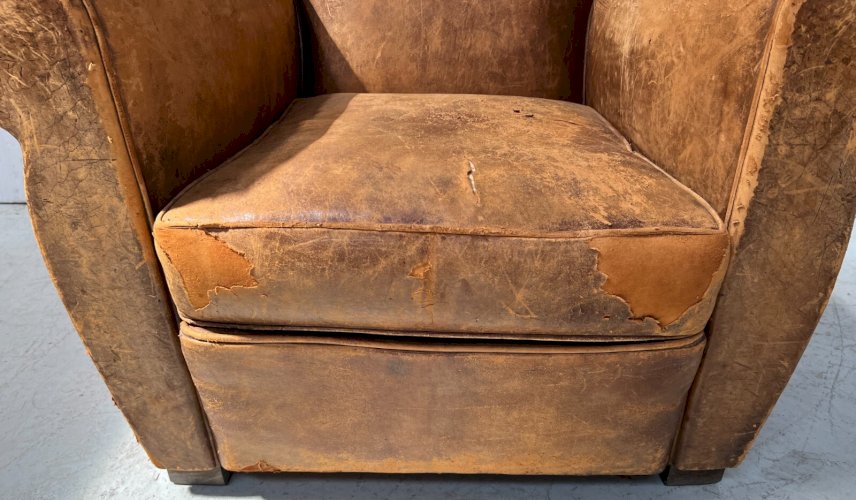 Ancien fauteuil club en cuir fauve XX siècle