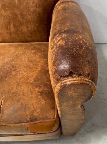 Ancien fauteuil club en cuir fauve XX siècle