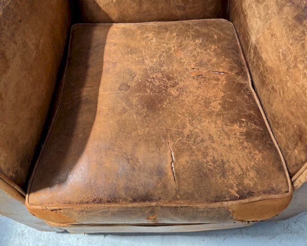 Ancien fauteuil club en cuir fauve XX siècle
