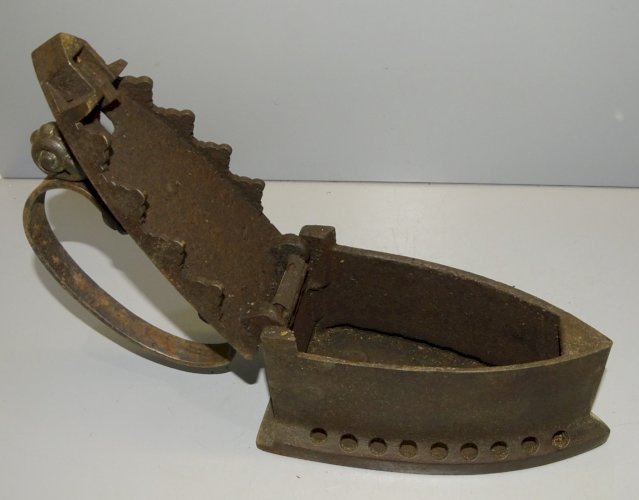 -ANCIEN FER A REPASSER FER  A BRAISES EN FONTE  XIXe  COLLECTION DECO VITRINE  D