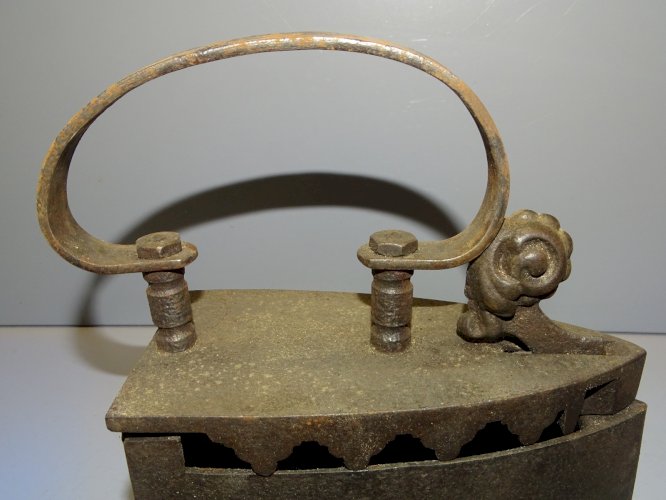 -ANCIEN FER A REPASSER FER  A BRAISES EN FONTE  XIXe  COLLECTION DECO VITRINE  D